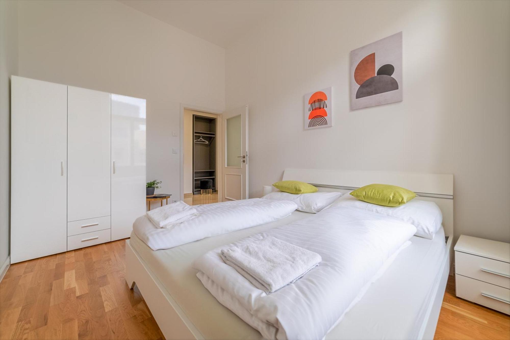 Millenium Palace By Rentez Apartment Prag